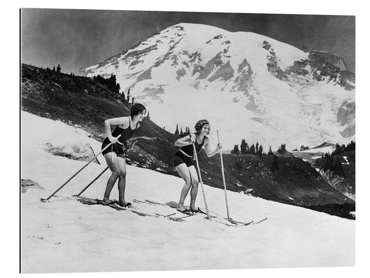 Posterlounge XXL-Wandbild Vintage Ski Collection, Skifahren im Badeanzug, 1930, Vintage Fotografie von Posterlounge