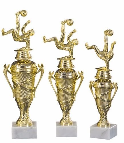 RaRu 3er-Serie Fußball-Pokale (Verschiedene Figuren zur Auswahl) mit Wunschgravur und 3 Fußball-Anstecknadeln (Sticker) (Mit Fallrückzieher-Figuren) von RaRu