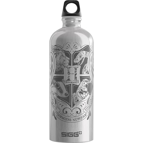 SIGG - Alu Trinkflasche - Traveller Hogwarts - Klimaneutral Zertifiziert - Für Kohlensäurehaltige Getränke Geeignet - Auslaufsicher - Federleicht - BPA-frei - Alu - 1L von SIGG