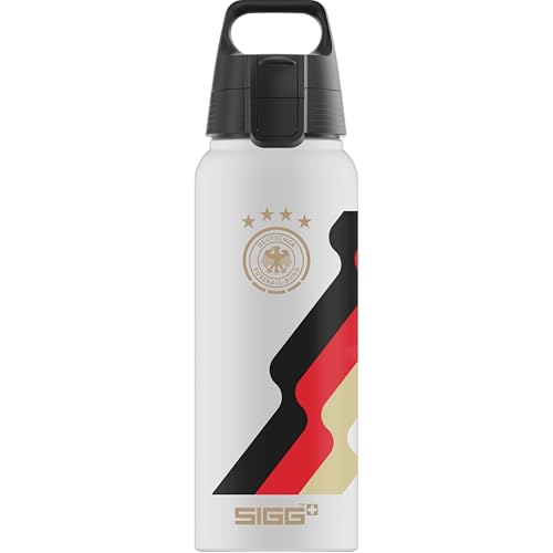 SIGG - Alu Trinkflasche - WMB Pathfinder DFB Team - Klimaneutral Zertifiziert - Für Kohlensäurehaltige Getränke Geeignet - Auslaufsicher - Federleicht - BPA-frei - Weiss Mit Aufdruck - 1L von SIGG