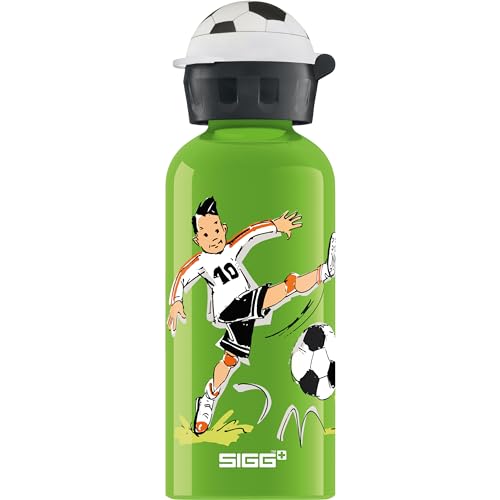 SIGG - Alu Trinkflasche Kinder - KBT Footballcamp - Auslaufsicher - Federleicht - BPA-frei - Klimaneutral Zertifiziert - Grün - 0,4L von SIGG