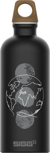 SIGG - Alu Trinkflasche - Traveller MyPlanet Direction Motiv - Klimaneutral Zertifiziert - kohlensäurehaltige Getränke - Auslaufsicher - Federleicht - BPA-frei - Outdoor & Yoga - Mattes Schwarz - 0,6L von SIGG