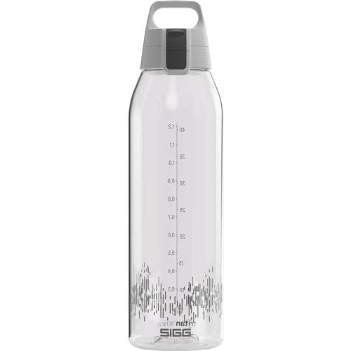SIGG - Tritan Renew Trinkflasche - Total Clear ONE MyPlanet Antracite - Für Kohlensäurenhaltigen Getränke Geeignet - Spülmaschinenfest - Fruchtsieb - Auslaufsicher - BPA-frei - Grau - 1,5L von SIGG