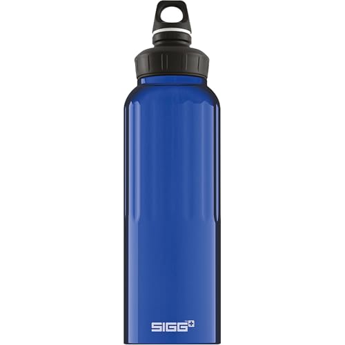 SIGG - Alu Sport Trinkflasche - WMB Traveller Blau - Klimaneutral Zertifiziert - Für Kohlensäurehaltige Getränke Geeignet - Auslaufsicher - Federleicht - BPA-frei - Blau - 1,5L von SIGG