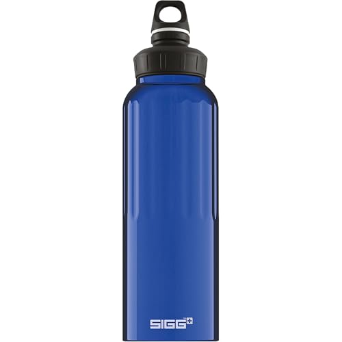 SIGG - Alu Trinkflasche - Sportflasche WMB Traveller Dunkelblau - Klimaneutral Zertifiziert - kohlensäurehaltige Getränke - Auslaufsicher - Federleicht - BPA-frei - Outdoor, Sport & Fitness - 1,5L SIGG - Alu Trinkflasche - Sportflasche WMB Traveller Dunkelblau - Klimaneutral Zertifiziert - kohlensäurehaltige Getränke - Auslaufsicher - Federleicht - BPA-frei - Outdoor, Sport & Fitness - 1,5L von SIGG