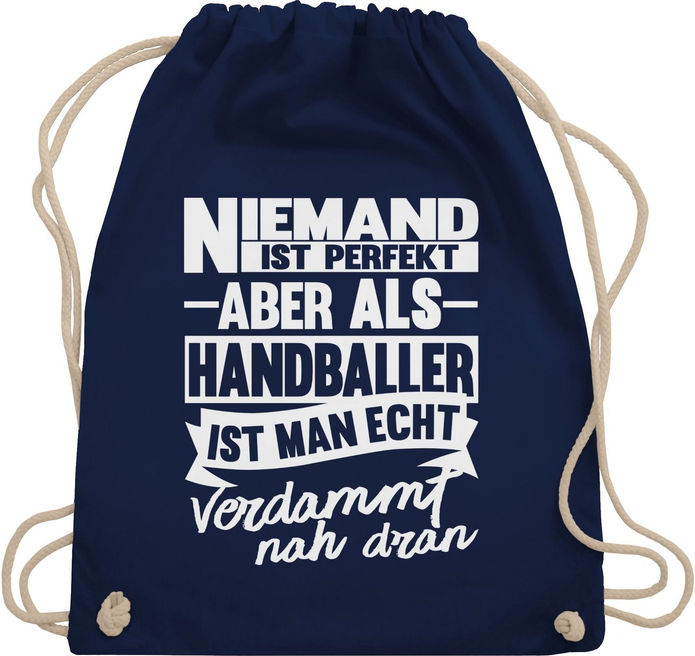 Shirtracer Turnbeutel Niemand ist perfekt aber als Handballer ist man echt verdammt nah dran, Handball EM 2026 Trikot Ersatz Shirtracer Turnbeutel Niemand ist perfekt aber als Handballer ist man echt verdammt nah dran, Handball EM 2026 Trikot Ersatz von Shirtracer