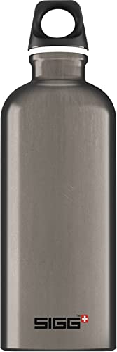 SIGG - Alu Trinkflasche - Traveller Smoked Pearl - Klimaneutral Zertifiziert - Für Kohlensäurehaltige Getränke Geeignet - Auslaufsicher - Federleicht - BPA-frei - Outdoor - Grau - 0,6L SIGG - Alu Trinkflasche - Traveller Smoked Pearl - Klimaneutral Zertifiziert - Für Kohlensäurehaltige Getränke Geeignet - Auslaufsicher - Federleicht - BPA-frei - Outdoor - Grau - 0,6L von SIGG
