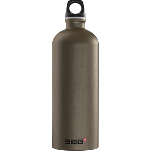 SIGG - Alu Trinkflasche - Traveller Smoked Pearl - Klimaneutral Zertifiziert - Für Kohlensäurehaltige Getränke Geeignet - Auslaufsicher - Federleicht - BPA-frei - Outdoor - Grau - 1L SIGG - Alu Trinkflasche - Traveller Smoked Pearl - Klimaneutral Zertifiziert - Für Kohlensäurehaltige Getränke Geeignet - Auslaufsicher - Federleicht - BPA-frei - Outdoor - Grau - 1L von SIGG