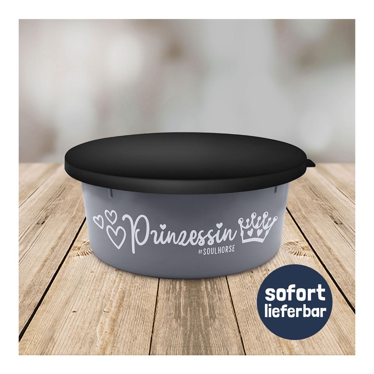 Soulhorse 2 Liter "Prinzessin" Futterschüssel | inkl. Deckel Farbe: Grau / Schwarz Soulhorse 2 Liter "Prinzessin" Futterschüssel | inkl. Deckel Farbe: Grau / Schwarz von Soulhorse