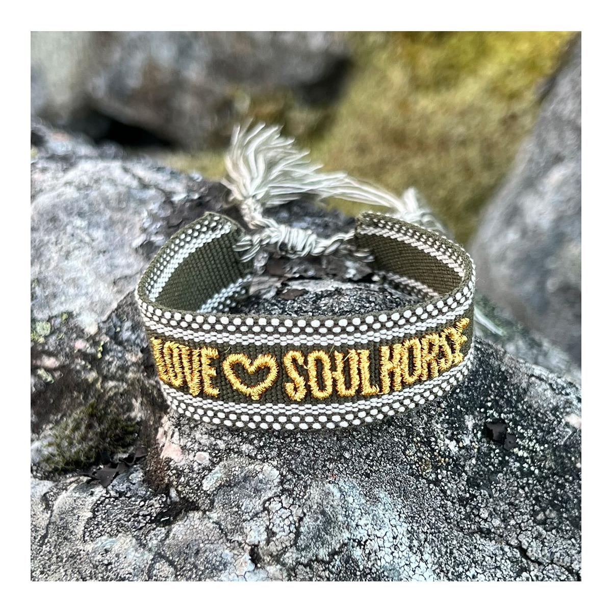 Stoffarmband "Love Soulhorse" Farbe: Olivgrün, Grösse: OneSize Stoffarmband "Love Soulhorse" Farbe: Olivgrün, Grösse: OneSize von Soulhorse