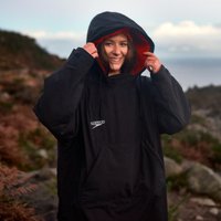 Langärmeliger Poncho für Erwachsene in Schwarz/Rot Langärmeliger Poncho für Erwachsene in Schwarz/Rot von Speedo