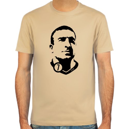 SpielRaum T-Shirt Eric Cantona ::: Farbauswahl: SkyBlue, Sand, Weiß oder Deepred ::: Größen: S-XXL ::: Fußball-Kult SpielRaum T-Shirt Eric Cantona ::: Farbauswahl: SkyBlue, Sand, Weiß oder Deepred ::: Größen: S-XXL ::: Fußball-Kult von SpielRaum