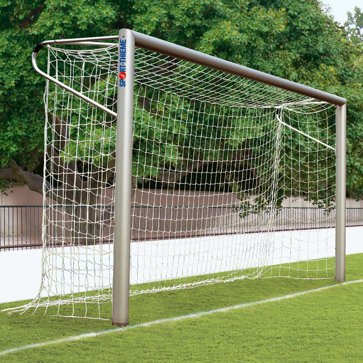 Sport-Thieme Jugend-Fußballtor in Bodenhülsen stehend, Ovalprofil Sport-Thieme Jugend-Fußballtor in Bodenhülsen stehend, Ovalprofil von Sport-Thieme