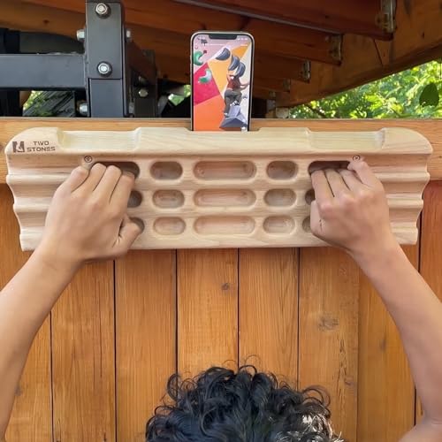 Hangboard Kletterbrett mit Krügen, Kanten, Schlitzen, Taschen und Handy-Hoder, Klettergriffbrett mit zwei Haken für Kletterer Hangboard Kletterbrett mit Krügen, Kanten, Schlitzen, Taschen und Handy-Hoder, Klettergriffbrett mit zwei Haken für Kletterer von TWO STONES