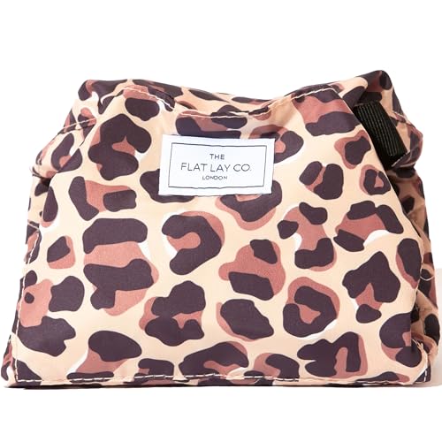 The Flat Lay Co Make Up Tasche Organizer mit Kordelzug - Reise Kosmetiktasche Damen mit Pinselhalter & Reißverschlusstasche - Leopard The Flat Lay Co Make Up Tasche Organizer mit Kordelzug - Reise Kosmetiktasche Damen mit Pinselhalter & Reißverschlusstasche - Leopard von The Flat Lay Co.