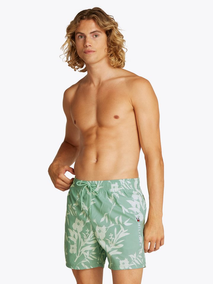 Tommy Hilfiger Swimwear Badeshorts MEDIUM DRAWSTRING PRINT mit tropischem Muster, mit Logostickerei Tommy Hilfiger Swimwear Badeshorts MEDIUM DRAWSTRING PRINT mit tropischem Muster, mit Logostickerei von Tommy Hilfiger Swimwear