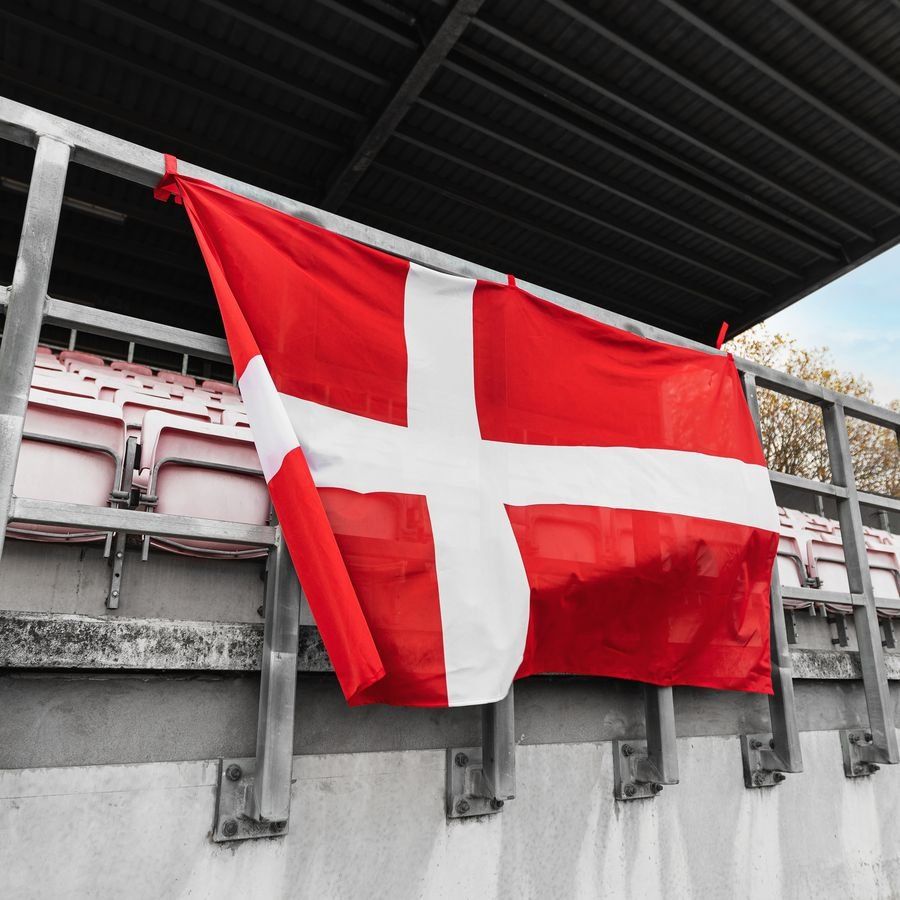 Dänemark Stadium Flag - Rot/Weiß Dänemark Stadium Flag - Rot/Weiß von Unisport