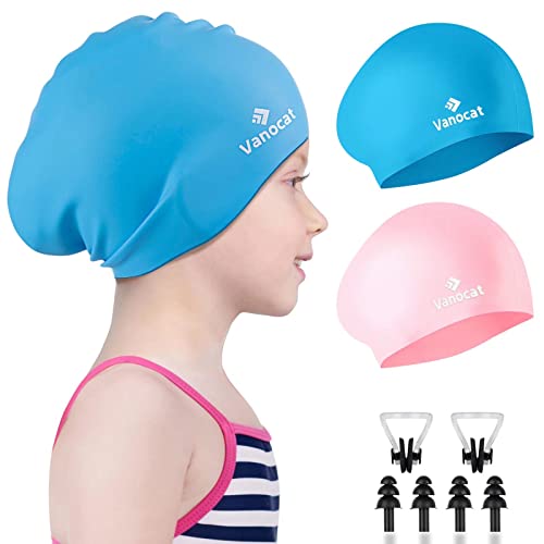 Vanocat 2 Pack Badekappe Kinder Lange/Kurze Haare, Unisex Badekappe Mädchen Jungen für Alter von 3–15 Jahren Kleinkind wasserdichte, Bademütze schwimmkappe mit Ohrstöpseln Nasenclip-Rosa+Himmelblau Vanocat 2 Pack Badekappe Kinder Lange/Kurze Haare, Unisex Badekappe Mädchen Jungen für Alter von 3–15 Jahren Kleinkind wasserdichte, Bademütze schwimmkappe mit Ohrstöpseln Nasenclip-Rosa+Himmelblau von Vanocat