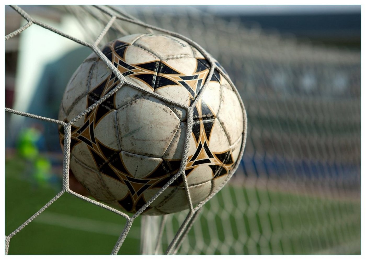 Wallario Glasbild, Fußball - Ball im Tor - Bolzplatz, in verschiedenen Ausführungen Wallario Glasbild, Fußball - Ball im Tor - Bolzplatz, in verschiedenen Ausführungen von Wallario