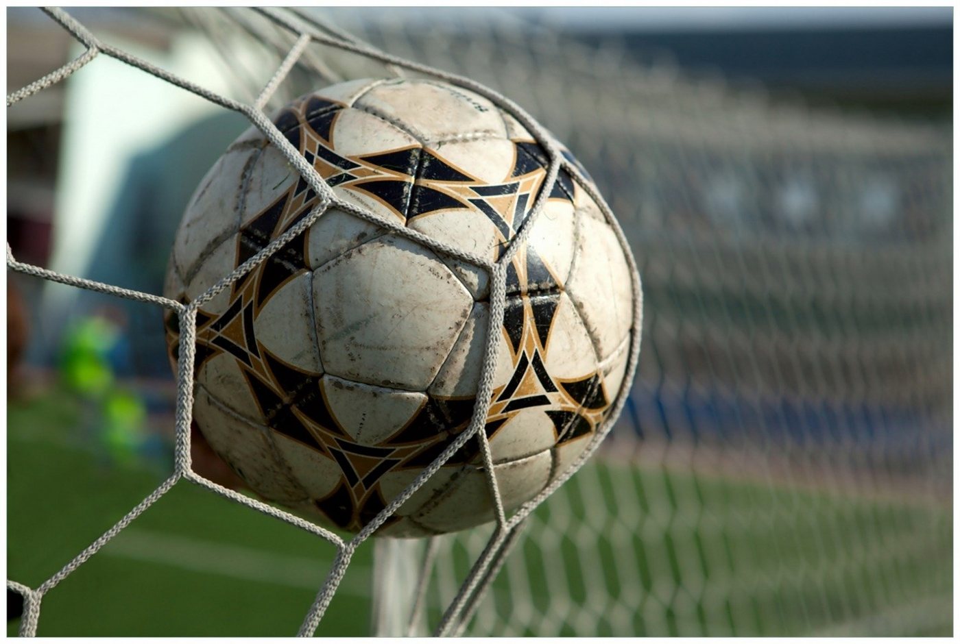 Wallario Glasbild, Fußball - Ball im Tor - Bolzplatz, in verschiedenen Ausführungen Wallario Glasbild, Fußball - Ball im Tor - Bolzplatz, in verschiedenen Ausführungen von Wallario