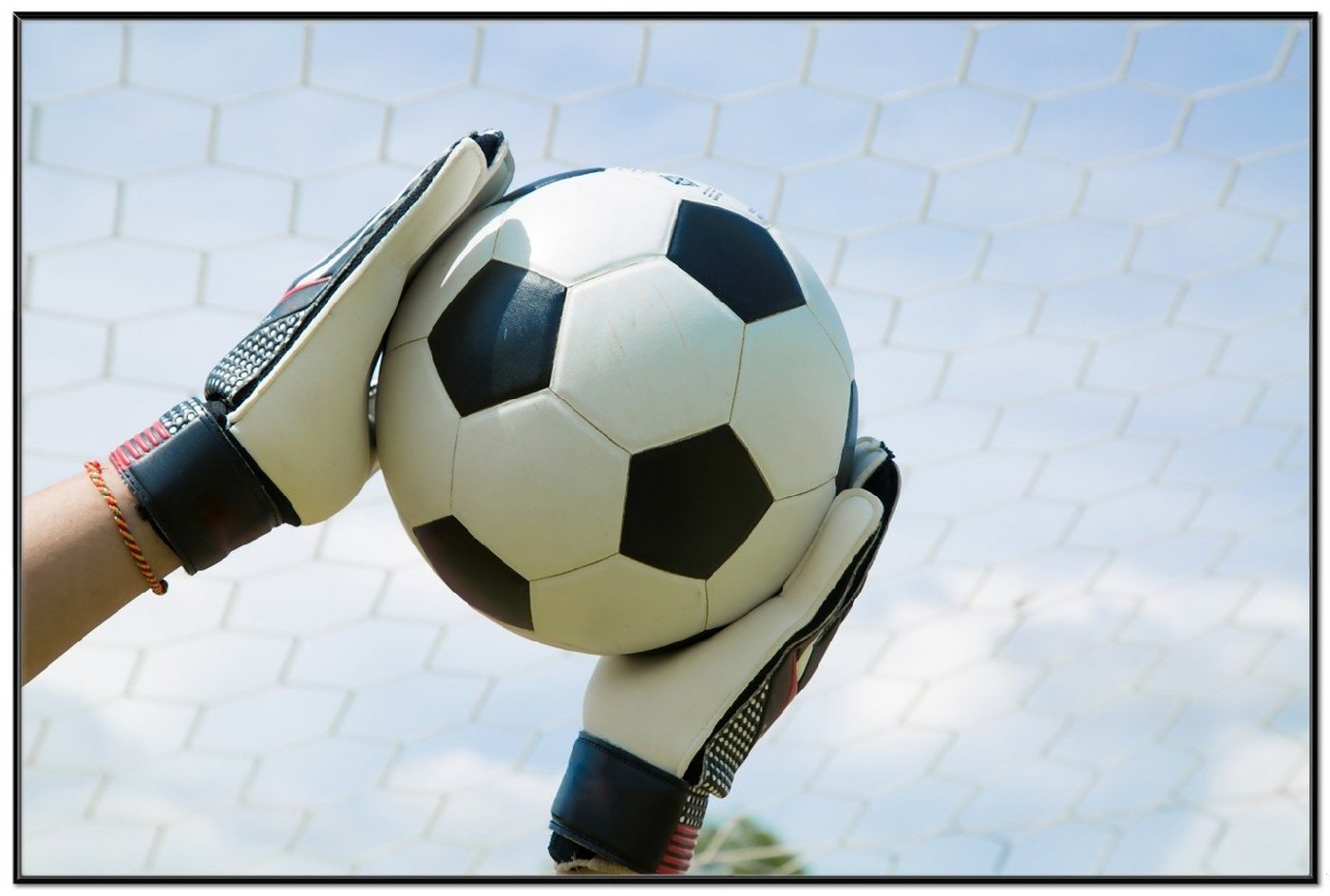 Wallario Poster, Fußball - Torwart im Tor vor blauem Himmel, in verschiedenen Ausführungen Wallario Poster, Fußball - Torwart im Tor vor blauem Himmel, in verschiedenen Ausführungen von Wallario