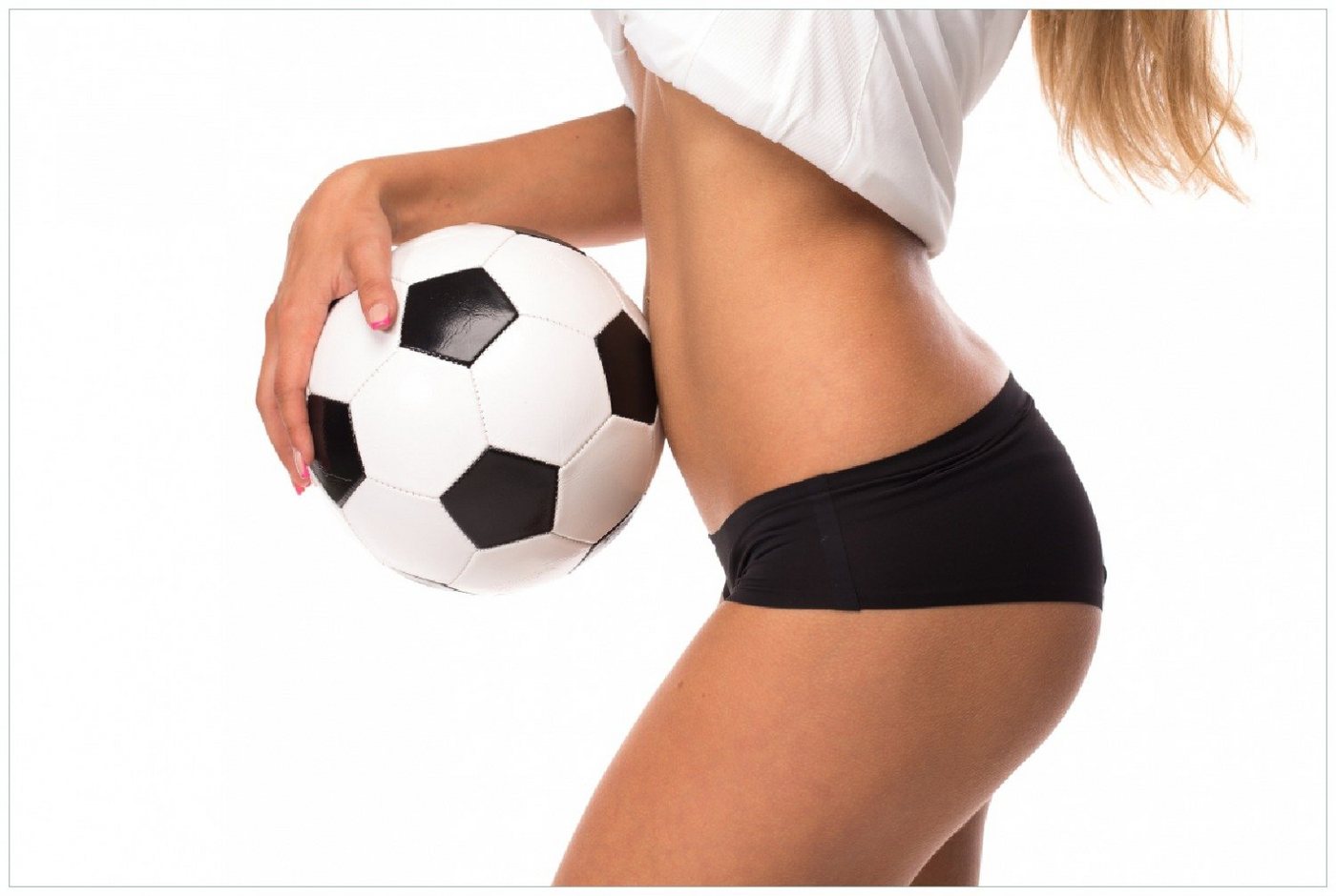 Wallario Poster, Fußball - sexy Frau mit einem Fußball, in verschiedenen Ausführungen von Wallario