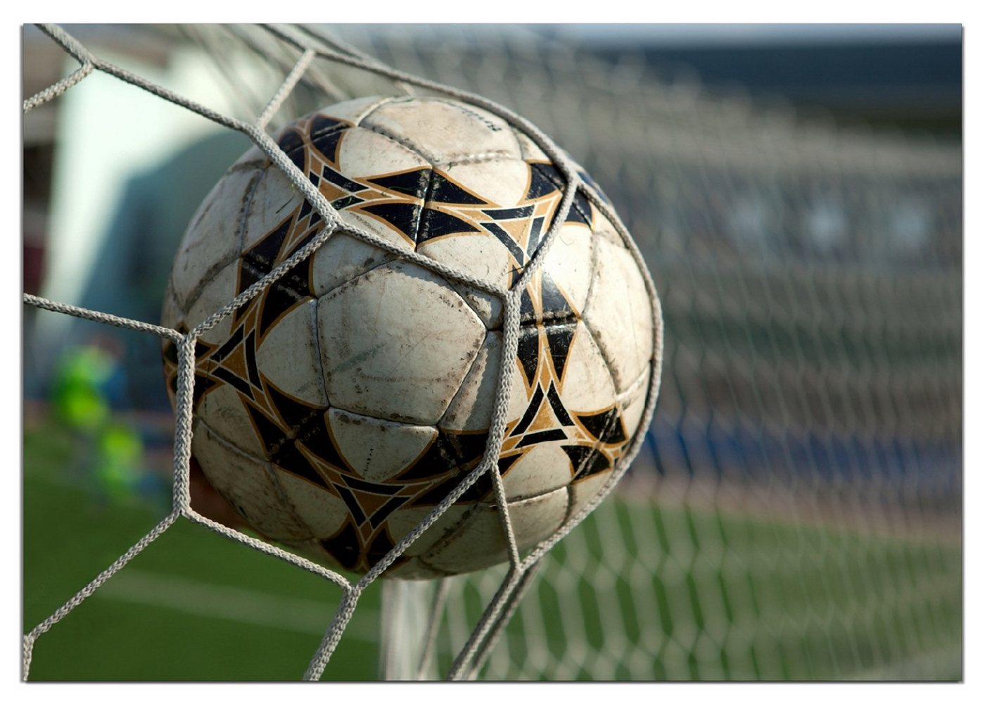 Wallario Wandfolie, Fußball - Ball im Tor - Bolzplatz, wasserresistent, geeignet für Bad und Dusche Wallario Wandfolie, Fußball - Ball im Tor - Bolzplatz, wasserresistent, geeignet für Bad und Dusche von Wallario