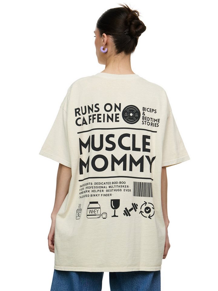 Worldclassca T-Shirt Worldclassca Oversized Print MUSCLE MOMMY T-Shirt lang Sommer Oberteil PRINT - MUSCLE HOMMY - RUNS ON CAFFINE Worldclassca T-Shirt Worldclassca Oversized Print MUSCLE MOMMY T-Shirt lang Sommer Oberteil PRINT - MUSCLE HOMMY - RUNS ON CAFFINE von Worldclassca