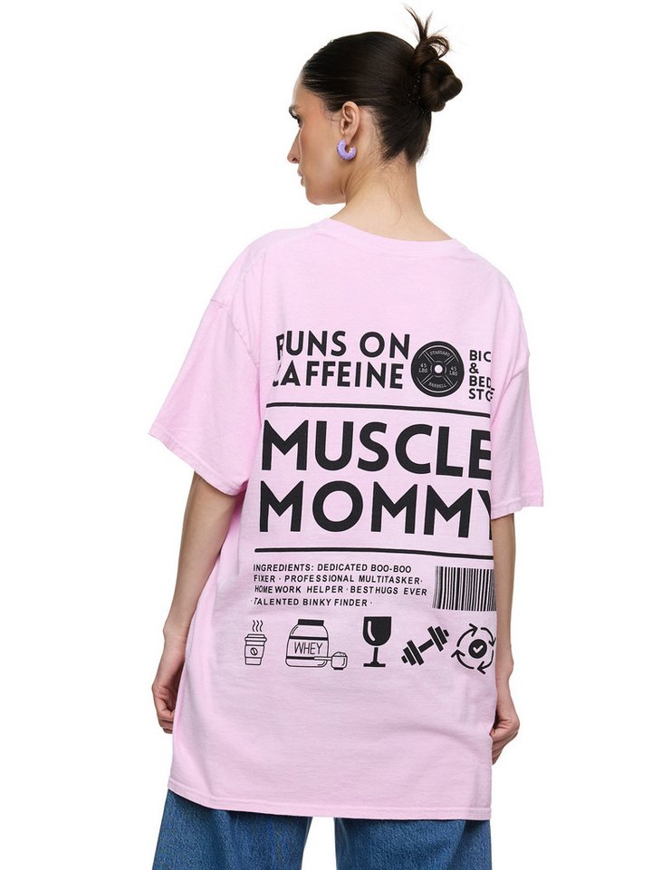 Worldclassca T-Shirt Worldclassca Oversized Print MUSCLE MOMMY T-Shirt lang Sommer Oberteil PRINT - MUSCLE HOMMY - RUNS ON CAFFINE Worldclassca T-Shirt Worldclassca Oversized Print MUSCLE MOMMY T-Shirt lang Sommer Oberteil PRINT - MUSCLE HOMMY - RUNS ON CAFFINE von Worldclassca