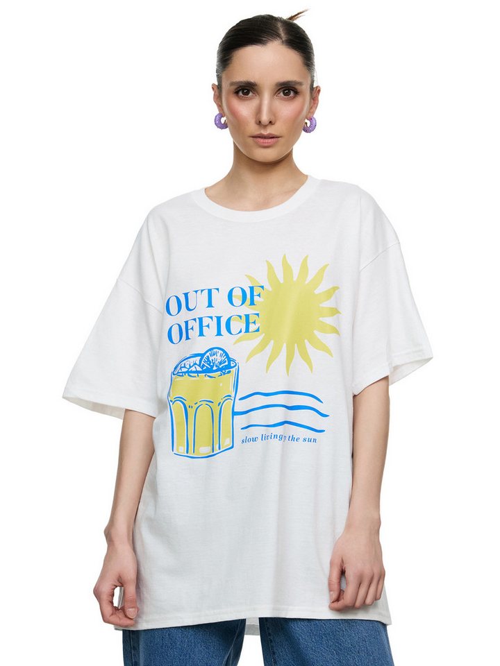 Worldclassca T-Shirt Worldclassca Oversized Print OUT OF OFFICE T-Shirt lang Oberteil PRINT - OUT OF OFFICE - SLOW LIVING BY THE SUN Worldclassca T-Shirt Worldclassca Oversized Print OUT OF OFFICE T-Shirt lang Oberteil PRINT - OUT OF OFFICE - SLOW LIVING BY THE SUN von Worldclassca