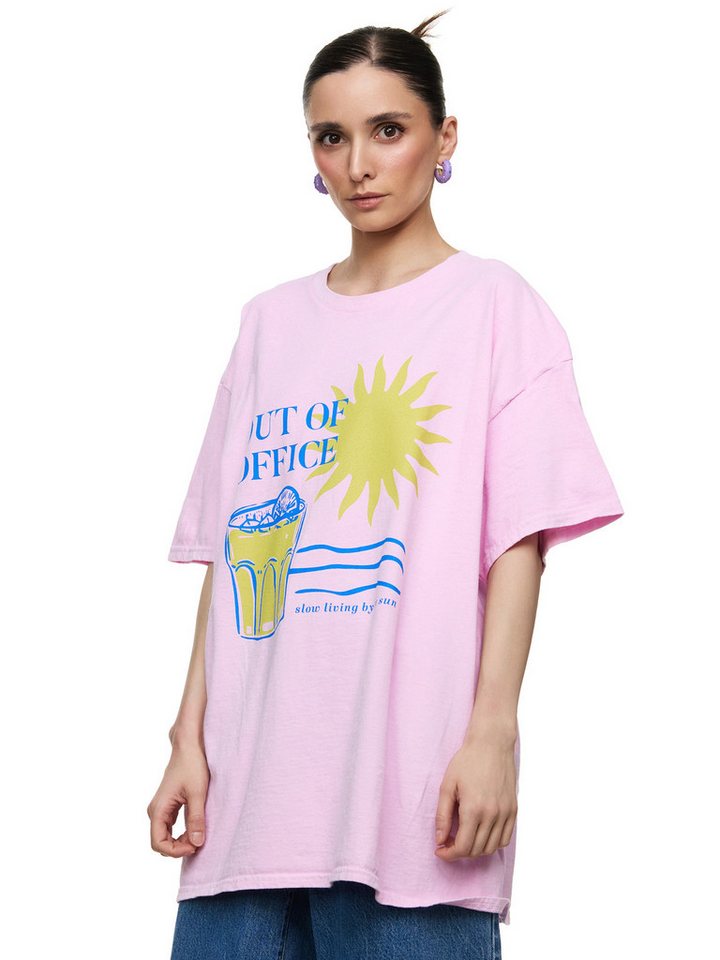 Worldclassca T-Shirt Worldclassca Oversized Print OUT OF OFFICE T-Shirt lang Oberteil PRINT - OUT OF OFFICE - SLOW LIVING BY THE SUN Worldclassca T-Shirt Worldclassca Oversized Print OUT OF OFFICE T-Shirt lang Oberteil PRINT - OUT OF OFFICE - SLOW LIVING BY THE SUN von Worldclassca