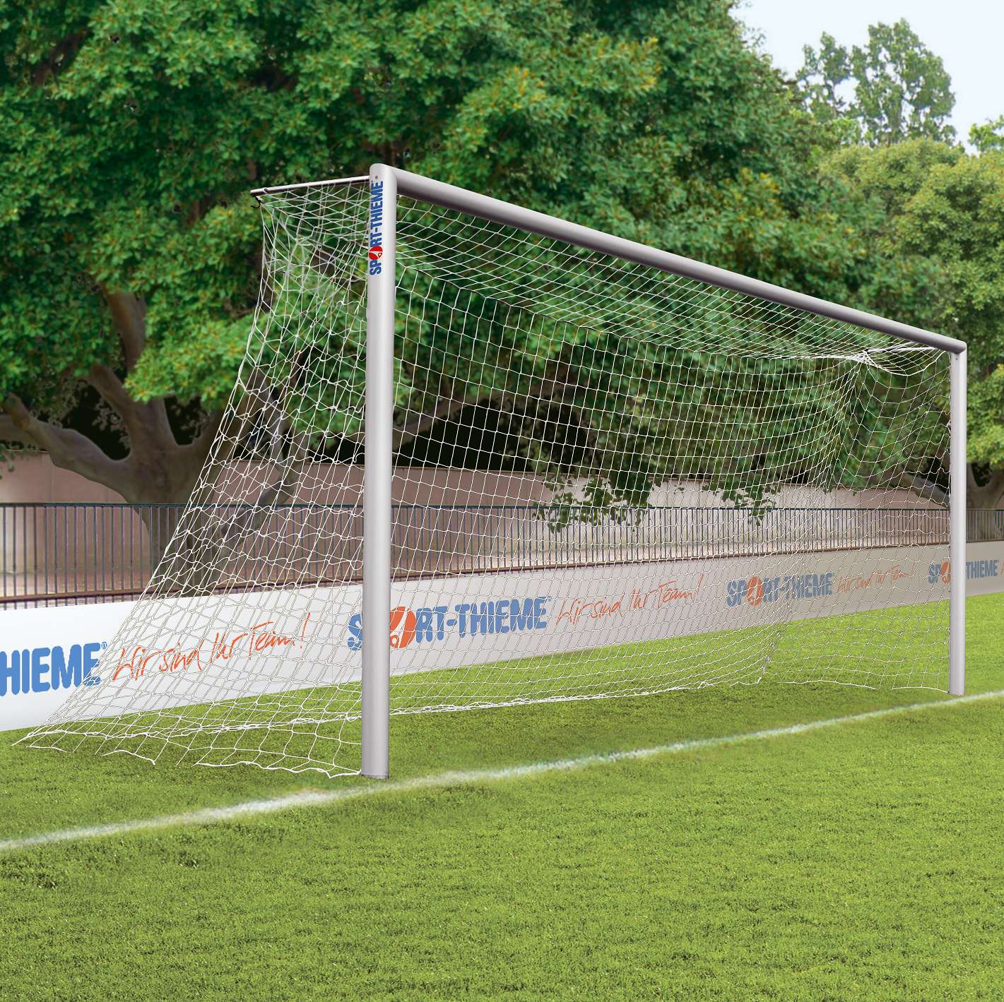 Sport-Thieme Großfeld-Fußballtor in Bodenhülsen stehend, verschraubte Gehrung, Alu, Mattsilber eloxiert Sport-Thieme Großfeld-Fußballtor in Bodenhülsen stehend, verschraubte Gehrung, Alu, Mattsilber eloxiert von Sport-Thieme