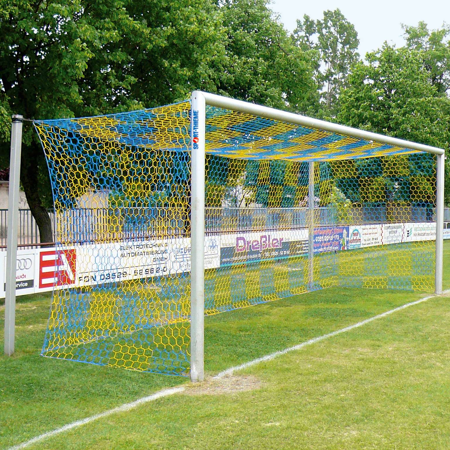 Sport-Thieme Großfeld-Fußballtor in Bodenhülsen stehend, mit freier Netzaufhängung, Alu, Mattsilber eloxiert , Netzhalter Sport-Thieme Großfeld-Fußballtor in Bodenhülsen stehend, mit freier Netzaufhängung, Alu, Mattsilber eloxiert , Netzhalter von Sport-Thieme