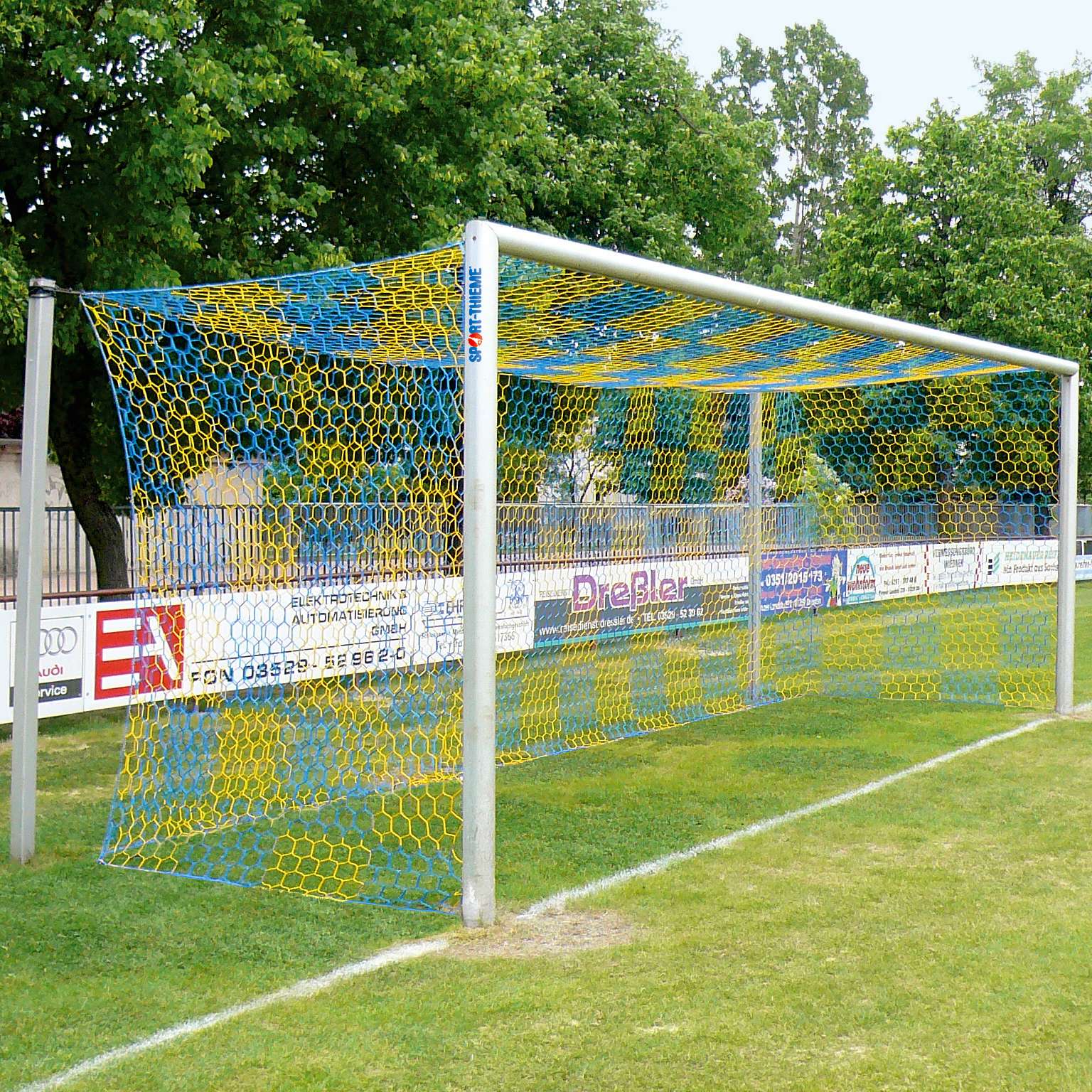 Sport-Thieme Großfeld-Fußballtor in Bodenhülsen stehend, mit freier Netzaufhängung, Alu, Weiß einbrennlackiert , Integrale Netzbefestigung von Sport-Thieme