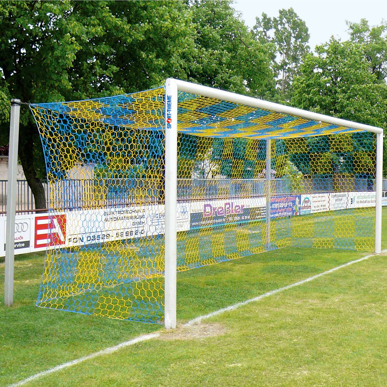 Sport-Thieme Großfeld-Fußballtor in Bodenhülsen stehend, mit freier Netzaufhängung, Alu, Weiß einbrennlackiert , Netzhalter Sport-Thieme Großfeld-Fußballtor in Bodenhülsen stehend, mit freier Netzaufhängung, Alu, Weiß einbrennlackiert , Netzhalter von Sport-Thieme