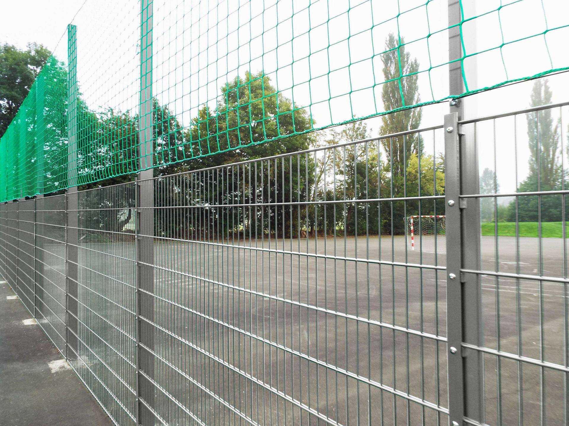 Ballfangnetzanlage mit Doppelstabmatte, 40 m, 40x4 m, Verzinkt Ballfangnetzanlage mit Doppelstabmatte, 40 m, 40x4 m, Verzinkt