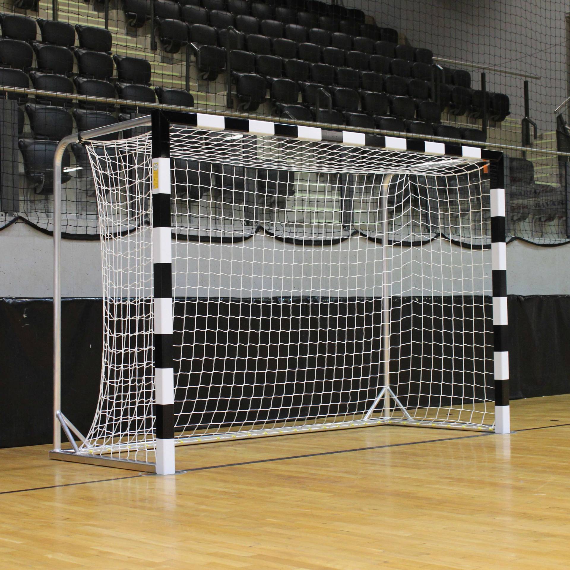 Handballtor mit beklebtem Torrahmen, Schwarz-Weiß, Mit fest stehenden Netzbügeln Handballtor mit beklebtem Torrahmen, Schwarz-Weiß, Mit fest stehenden Netzbügeln
