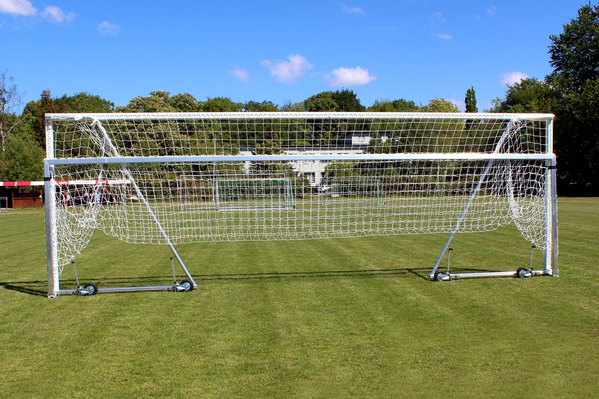 Sport-Thieme Großfeld-Fußballtor mit klappbarem Netzbügel und Bodenrahmen, Mattsilber eloxiert, Netzhalter Sport-Thieme Großfeld-Fußballtor mit klappbarem Netzbügel und Bodenrahmen, Mattsilber eloxiert, Netzhalter von Sport-Thieme