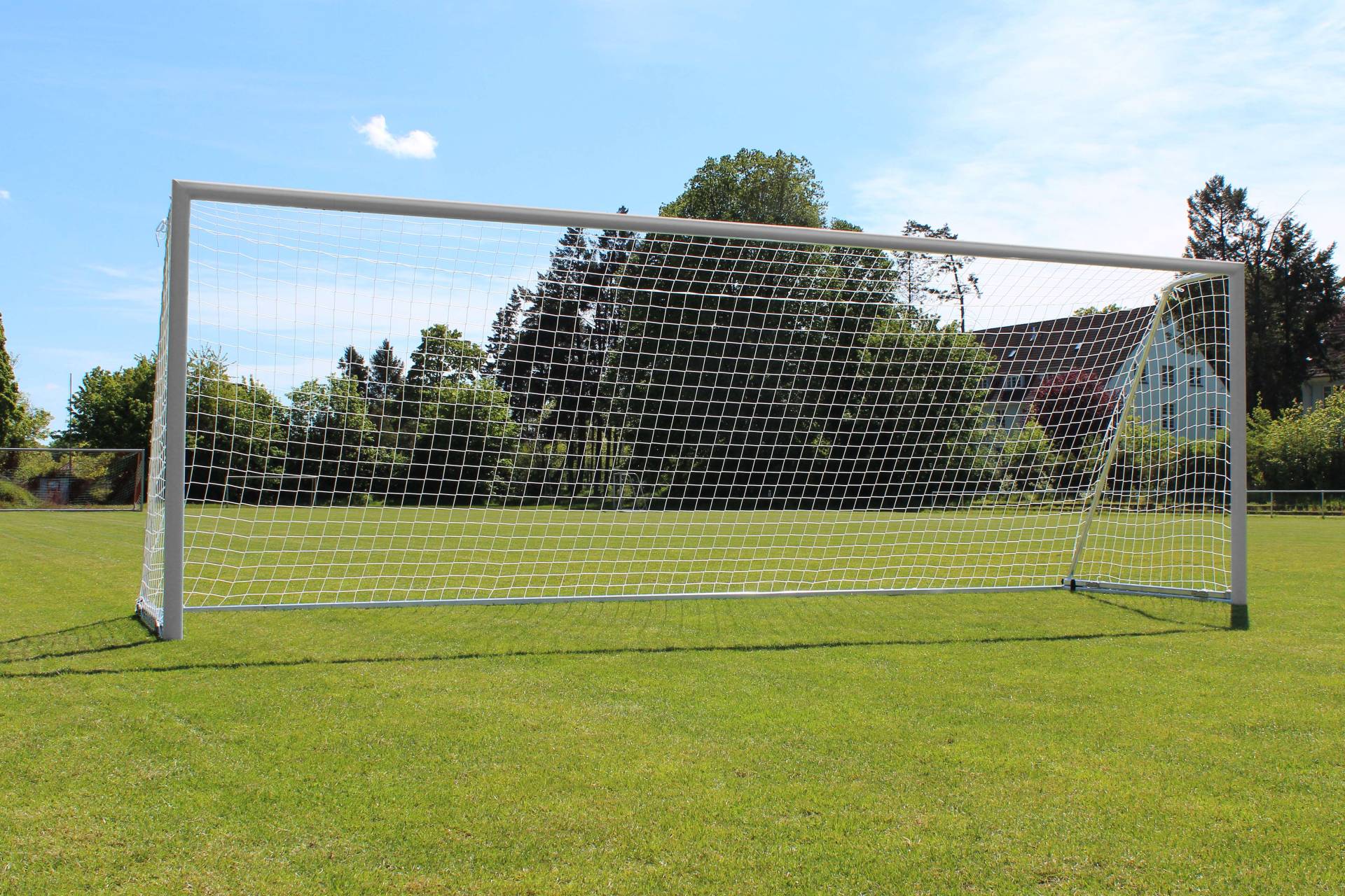 Sport-Thieme Großfeld-Fußballtor mit klappbarem Netzbügel und Bodenrahmen, Mattsilber eloxiert, SimplyFix Sport-Thieme Großfeld-Fußballtor mit klappbarem Netzbügel und Bodenrahmen, Mattsilber eloxiert, SimplyFix von Sport-Thieme