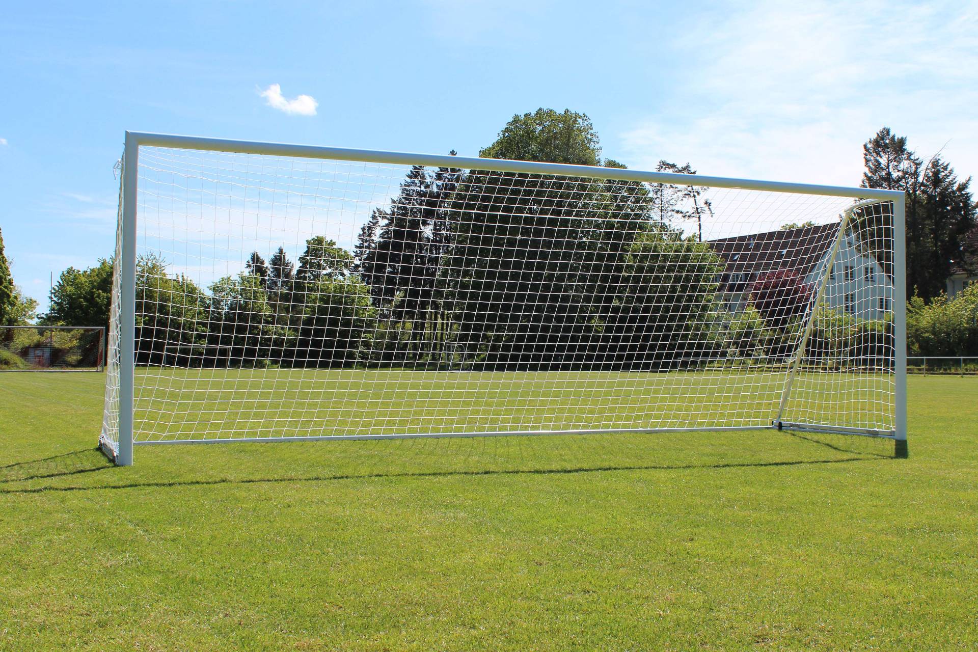 Sport-Thieme Großfeld-Fußballtor mit klappbarem Netzbügel und Bodenrahmen, Weiß, Netzhalter Sport-Thieme Großfeld-Fußballtor mit klappbarem Netzbügel und Bodenrahmen, Weiß, Netzhalter von Sport-Thieme