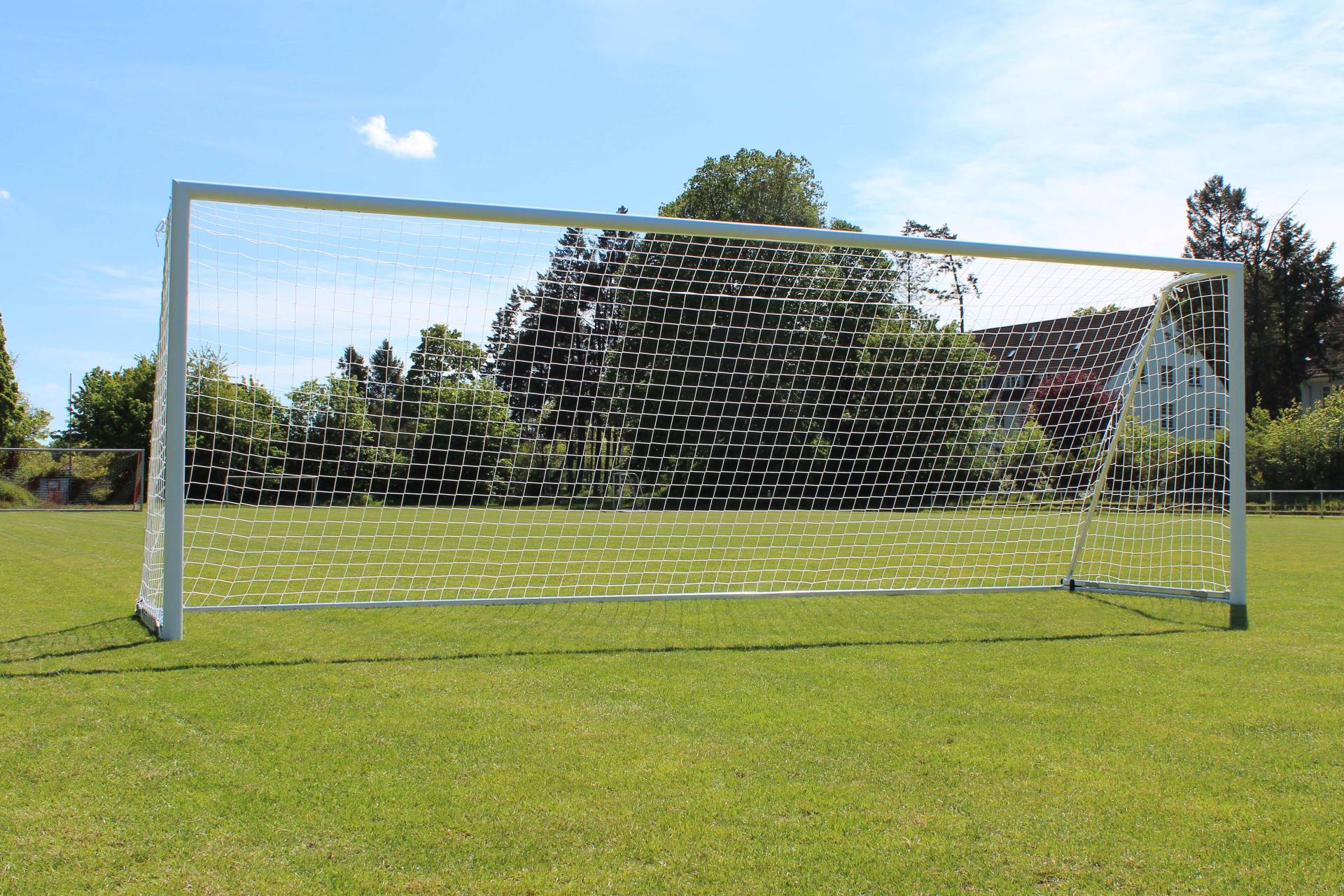 Sport-Thieme Großfeld-Fußballtor mit klappbarem Netzbügel und Bodenrahmen, Weiß, Netzhalter von Sport-Thieme