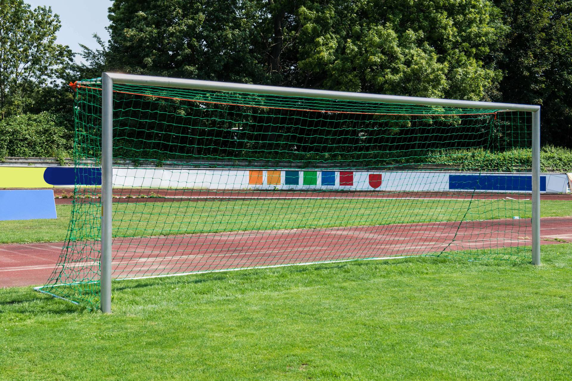 Sport-Thieme Großfeld-Fußballtor in Bodenhülsen stehend, mit SimplyFix Netzbefestigung, weiß, Silber Sport-Thieme Großfeld-Fußballtor in Bodenhülsen stehend, mit SimplyFix Netzbefestigung, weiß, Silber von Sport-Thieme