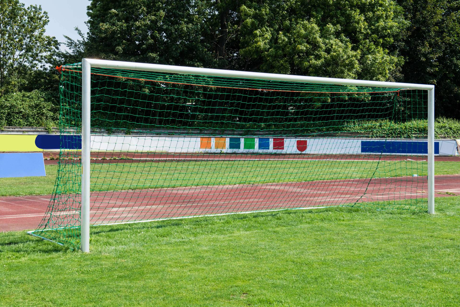 Sport-Thieme Großfeld-Fußballtor in Bodenhülsen stehend, mit SimplyFix Netzbefestigung, weiß, Weiß Sport-Thieme Großfeld-Fußballtor in Bodenhülsen stehend, mit SimplyFix Netzbefestigung, weiß, Weiß von Sport-Thieme