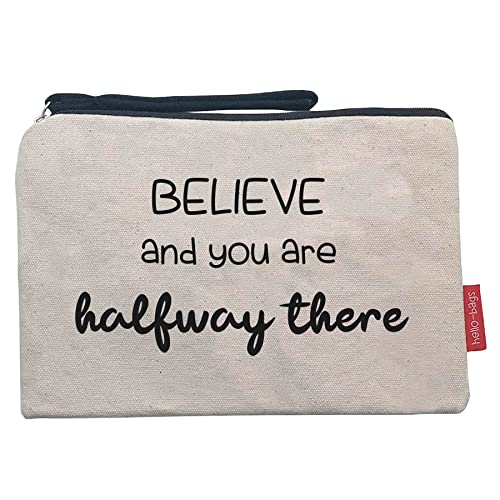 Hello-Bags. Make-up-Tasche/Wristlet-Handtasche. Außen: 100% Baumwolle. Inklusive Reißverschluss und Futter. Verpackt in einem Kraft Geschenkumschlag. „Believe“. Farbe: Ekrü/Schwarz. 23 * 15,5 cm. Hello-Bags. Make-up-Tasche/Wristlet-Handtasche. Außen: 100% Baumwolle. Inklusive Reißverschluss und Futter. Verpackt in einem Kraft Geschenkumschlag. „Believe“. Farbe: Ekrü/Schwarz. 23 * 15,5 cm. von hello-bags