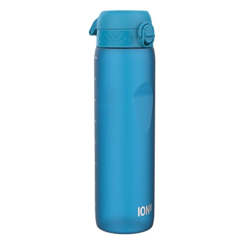 Ion8 1 Liter Trinkflasche, 1000ml, Auslaufsicher, Einhandöffnung, Sichere Verriegelung, Spülmaschinenfest, BPA-frei, Tragegriff, Leicht zu Reinigen, Ideal für Sport und Fitnessstudio, Blau von ion8