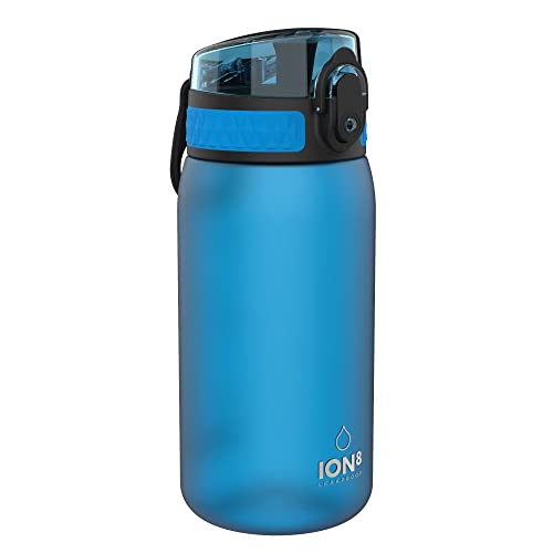 Ion8 Kinder Trinkflasche, 350ml, Auslaufsicher, Einhandöffnung, Sichere Verriegelung, Spülmaschinenfest, BPA-frei, Tragegriff, Klappdeckel, Leicht zu Reinigen, Klimaneutral, Blau Ion8 Kinder Trinkflasche, 350ml, Auslaufsicher, Einhandöffnung, Sichere Verriegelung, Spülmaschinenfest, BPA-frei, Tragegriff, Klappdeckel, Leicht zu Reinigen, Klimaneutral, Blau von ion8