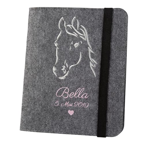 ohee manufaktur Equidenpasshülle personalisiert mit Namen - Pferdepasshülle aus Filz - Hülle Equidenpass Pferd - Mappe Pferdepass für A6 ohee manufaktur Equidenpasshülle personalisiert mit Namen - Pferdepasshülle aus Filz - Hülle Equidenpass Pferd - Mappe Pferdepass für A6 von ohee manufaktur