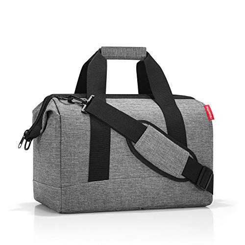 reisenthel Allrounder M in Twist Silber – Vielfältige Doktortasche zum Reisen, für die Arbeit oder Freizeit – Mit funktional-stylischem Design reisenthel Allrounder M in Twist Silber – Vielfältige Doktortasche zum Reisen, für die Arbeit oder Freizeit – Mit funktional-stylischem Design von reisenthel